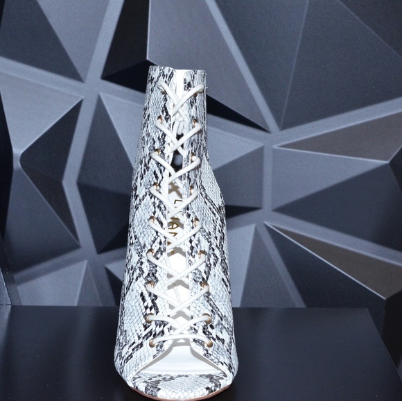 ๐๏ธ Snake Print Heels - Picture 4 of 6